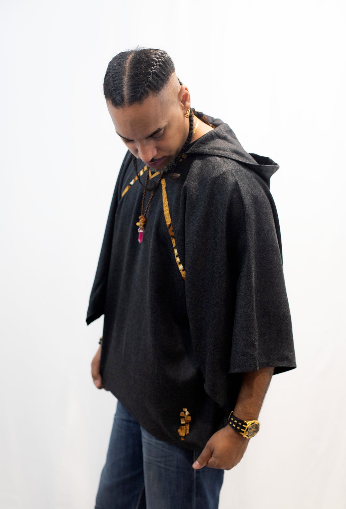 Poncho noir à Capuche en Cachemire avec touches  de Pagne Africain