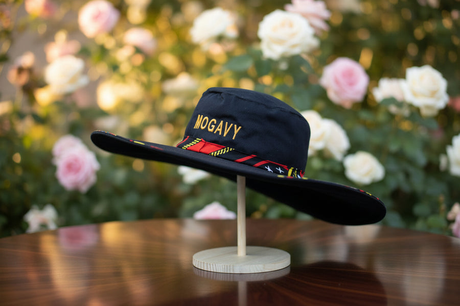 Chapeau Capeline noir intemporel & bordure pagne camerounais rouge et jaune