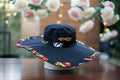 Chapeau Capeline noir intemporel & bordure pagne camerounais rouge et jaune
