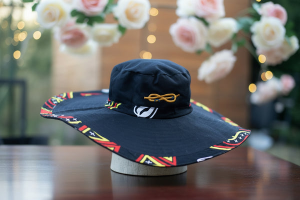 Chapeau Capeline noir intemporel & bordure pagne camerounais rouge et jaune