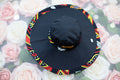 Chapeau Capeline noir intemporel & bordure pagne camerounais rouge et jaune