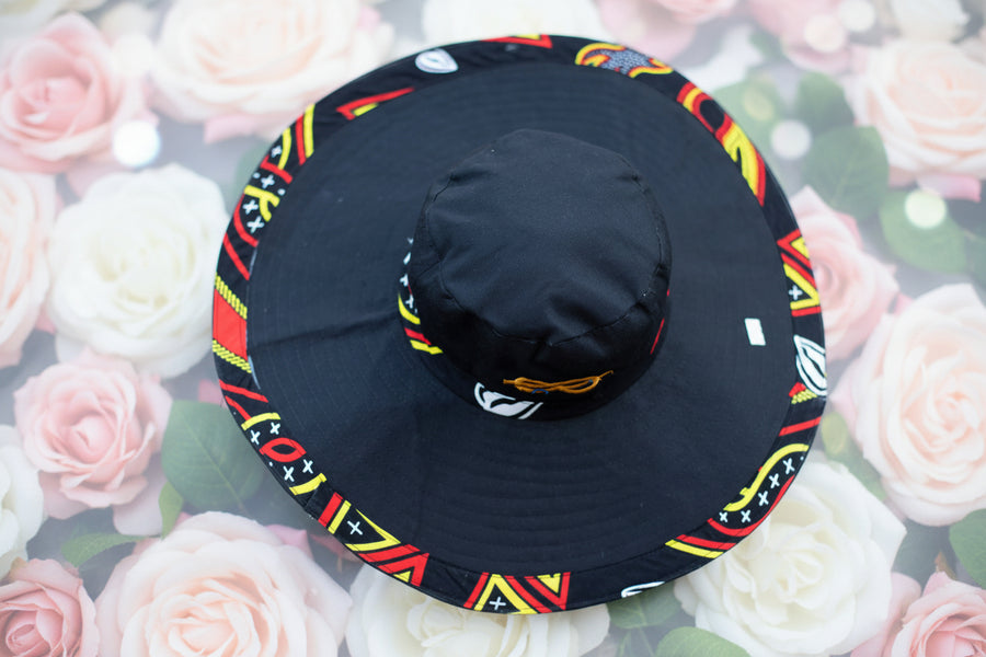 Chapeau Capeline noir intemporel & bordure pagne camerounais rouge et jaune