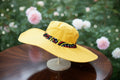 Chapeau Capeline jaune solaire & galon pagne camerounais