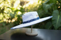 Chapeau Capeline blanc & motif pagne camerounais bleu