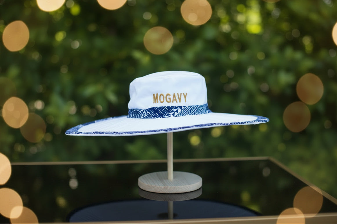 Chapeau Capeline blanc & motif pagne camerounais bleu
