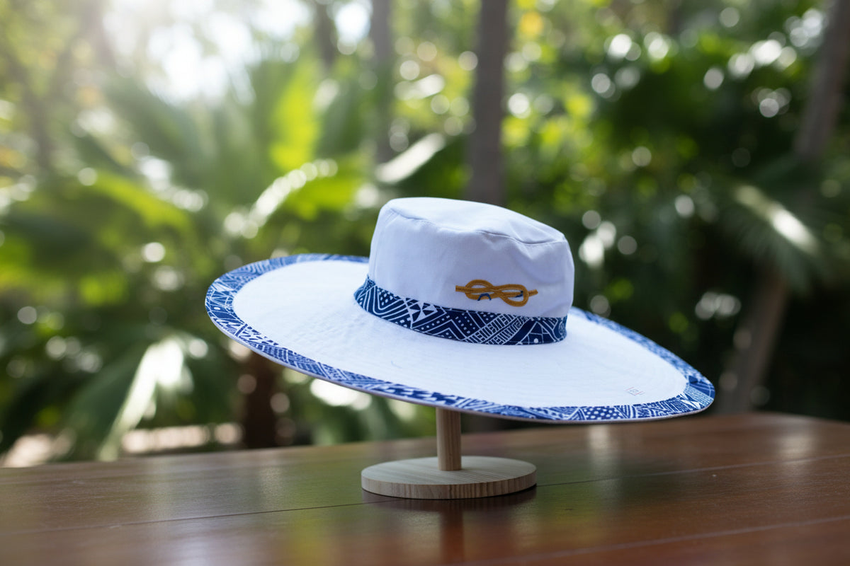 Chapeau Capeline blanc & motif pagne camerounais bleu