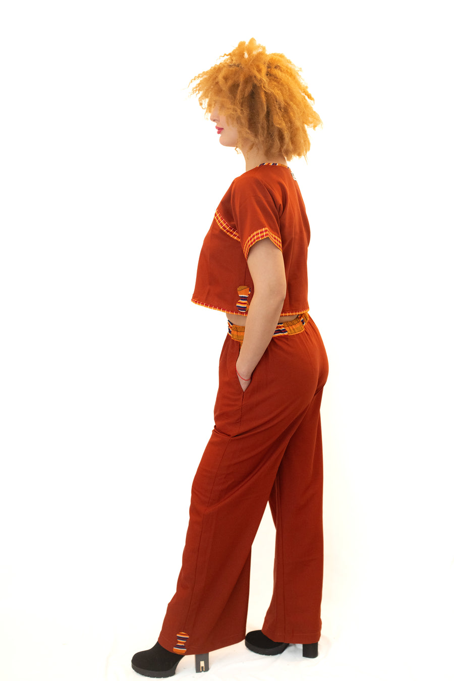 Ensemble Haut Court à Manches Courtes et Pantalon avec Détails en Pagne Africain - Création Artisanale
