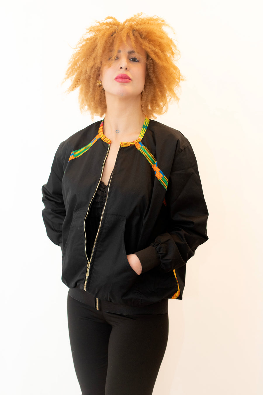 Bomber unisexe noir avec détails en pagne africain