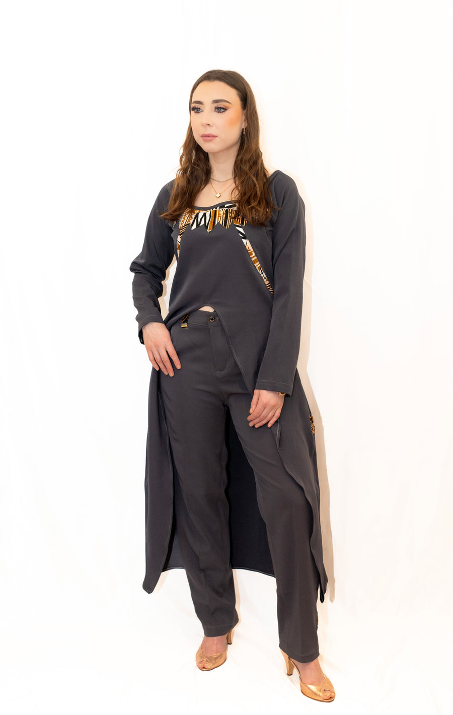 Ensemble Tunique Longue et Pantalon avec design en Pagne Africain – Gris Clair