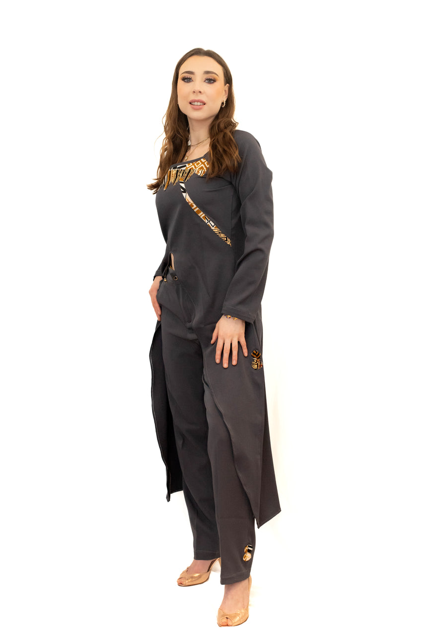 Ensemble Tunique Longue et Pantalon avec design en Pagne Africain – Gris Clair