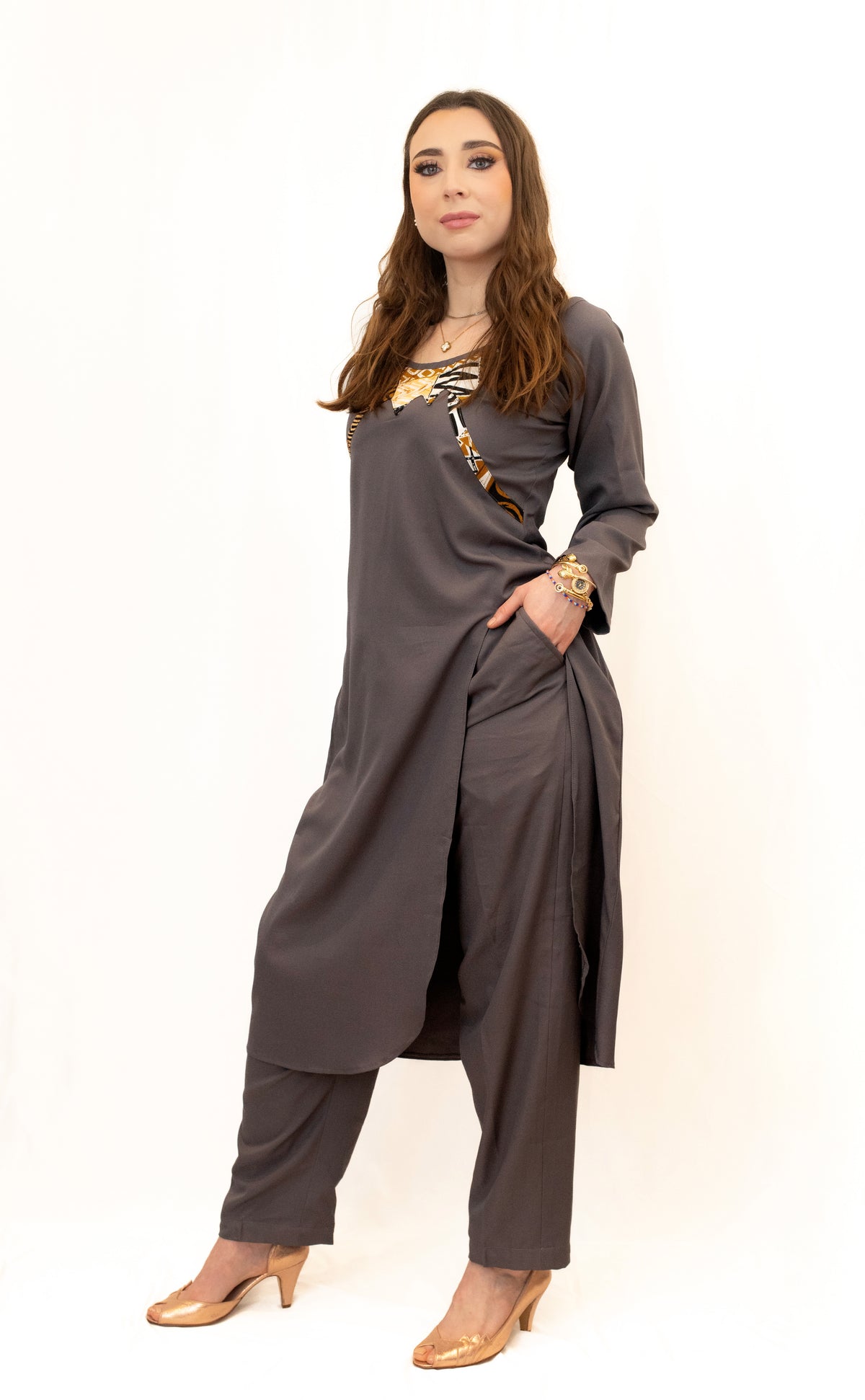 Ensemble tunique grise avec ouverture latérale avec son pantalon et détail en pagne africain