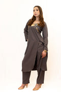 Ensemble tunique grise avec ouverture latérale avec son pantalon et détail en pagne africain