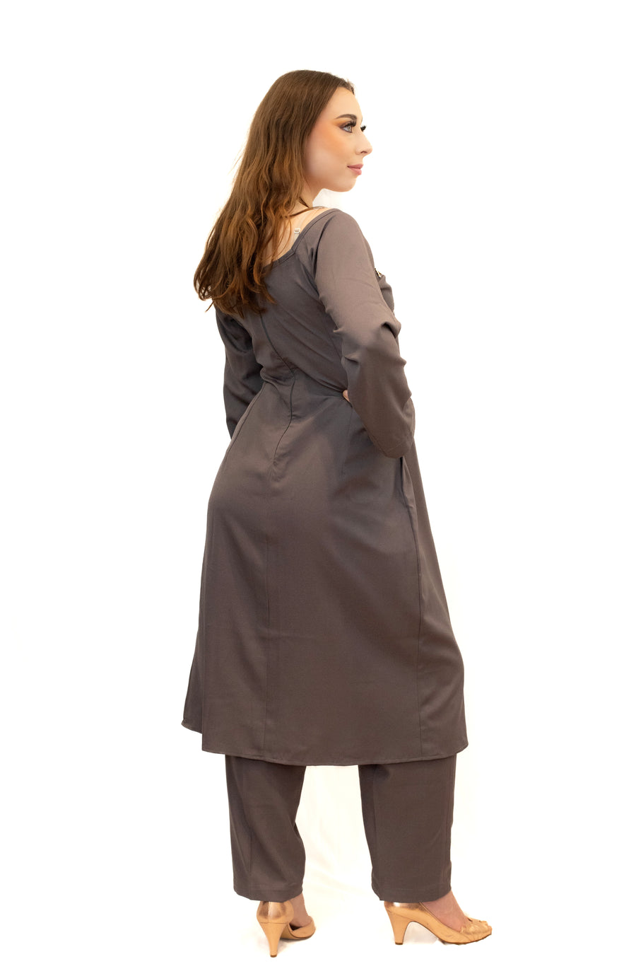 Ensemble tunique grise avec ouverture latérale avec son pantalon et détail en pagne africain