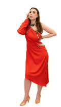 Robe rouge de soirée asymétrique avec détails en pagne africain