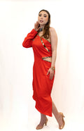 Robe rouge de soirée asymétrique avec détails en pagne africain