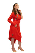 Robe rouge de soirée asymétrique avec détails en pagne africain