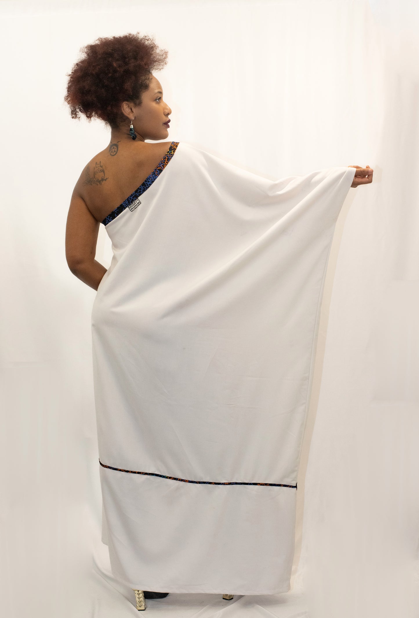 Robe asymétrique blanche – Édition unique.