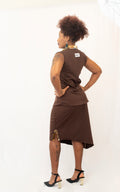 Ensemble femme marron – Chemise sans manches & jupe asymétrique avec détails en pagne africain