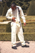 Ensemble blanc manche longue et pantalon avec détails en pagne africain.