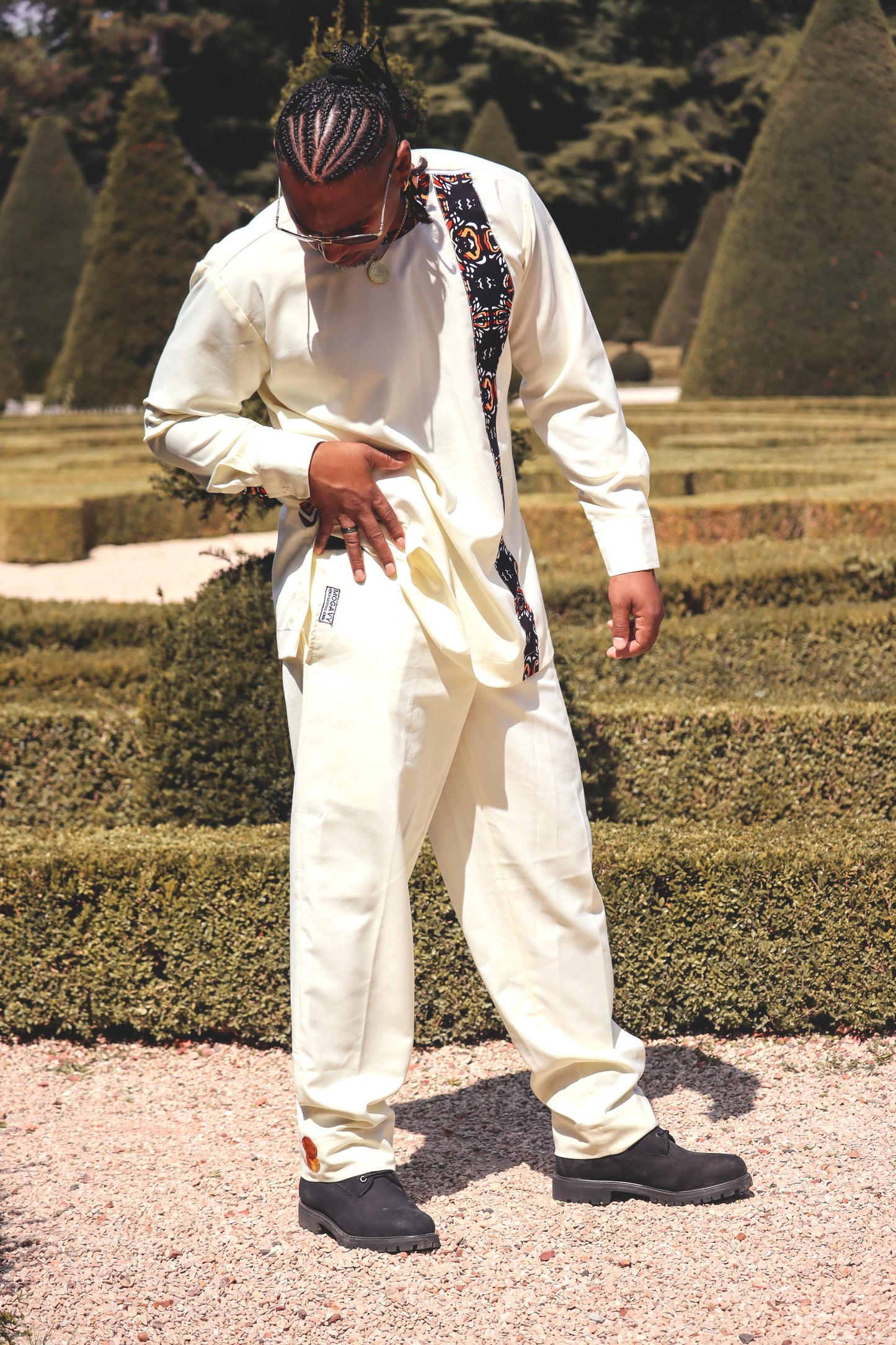 Ensemble blanc manche longue et pantalon avec détails en pagne africain.