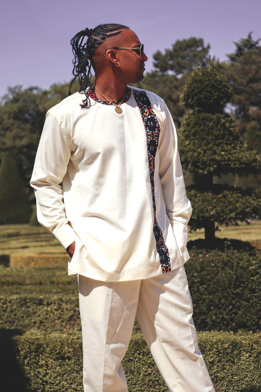 Ensemble blanc manche longue et pantalon avec détails en pagne africain.