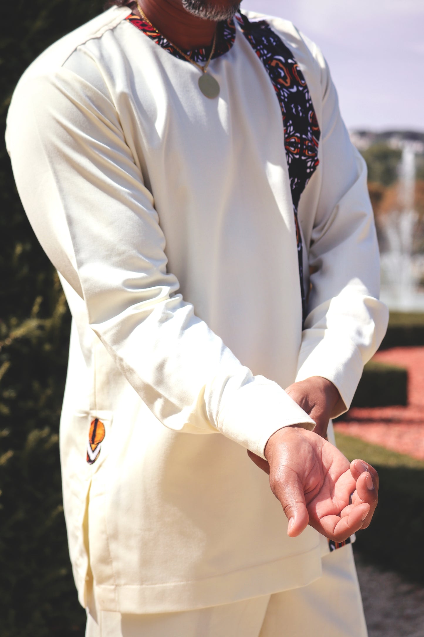 Ensemble blanc manche longue et pantalon avec détails en pagne africain.