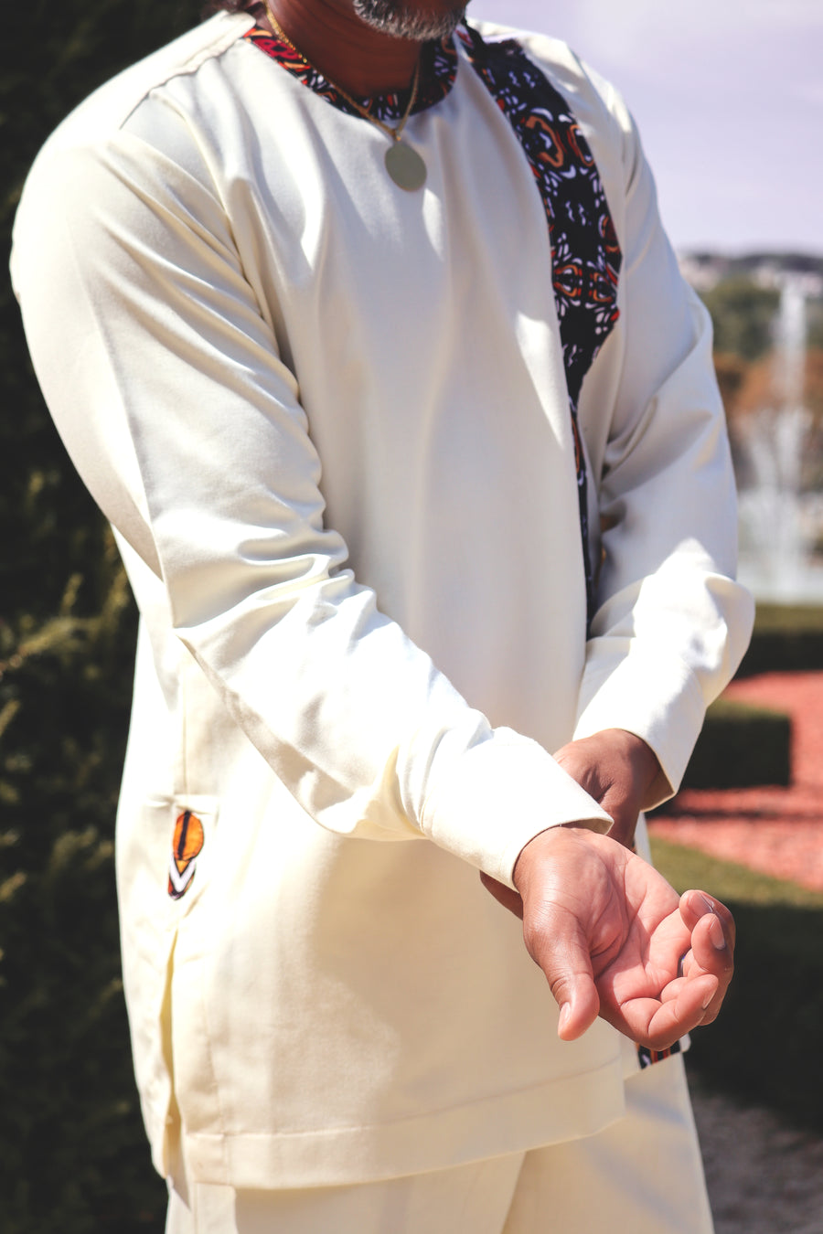 Ensemble blanc manche longue et pantalon avec détails en pagne africain.