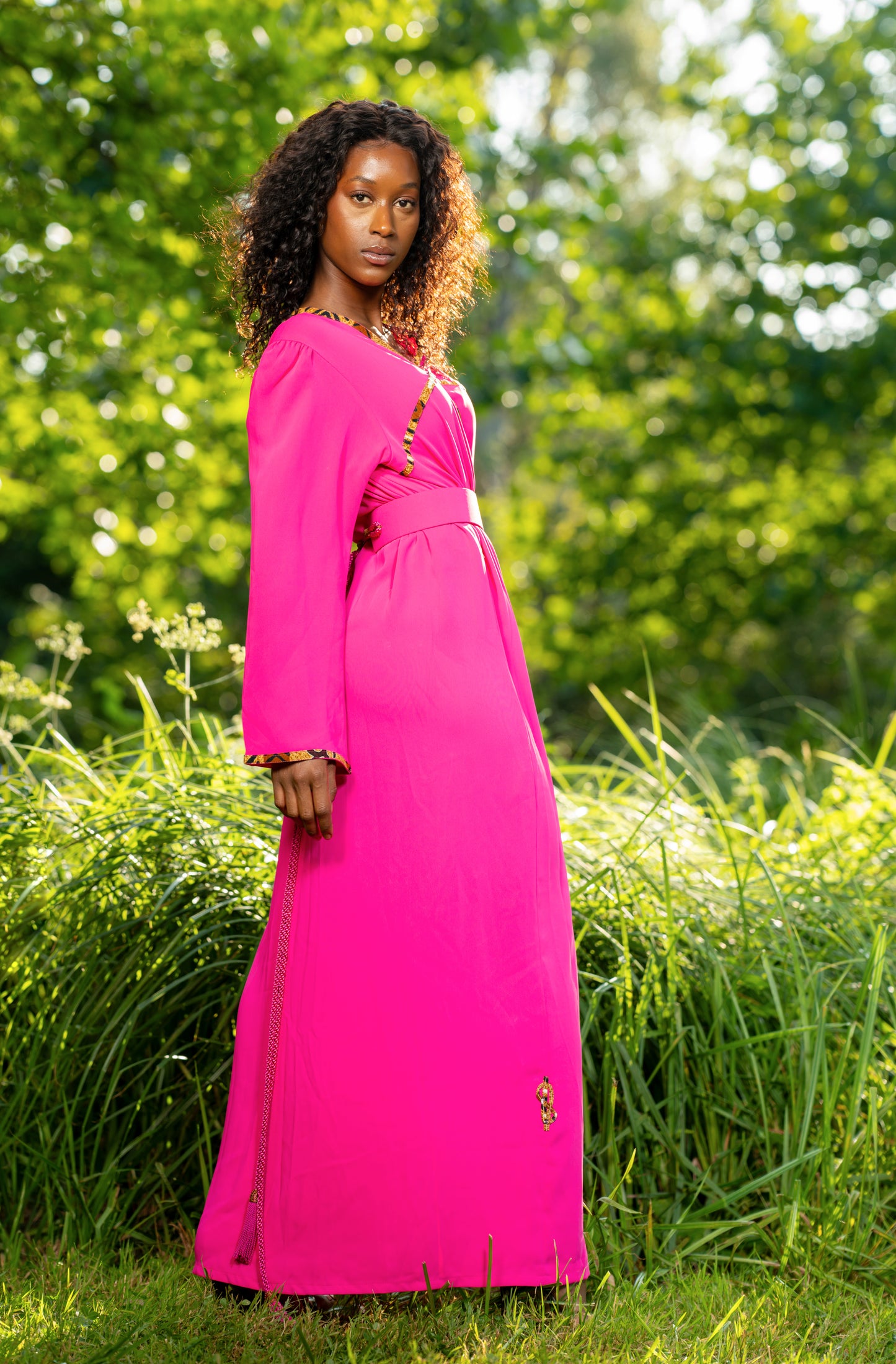 Caftan Rose Élégance en crêpe, finition en Pagne Africain
