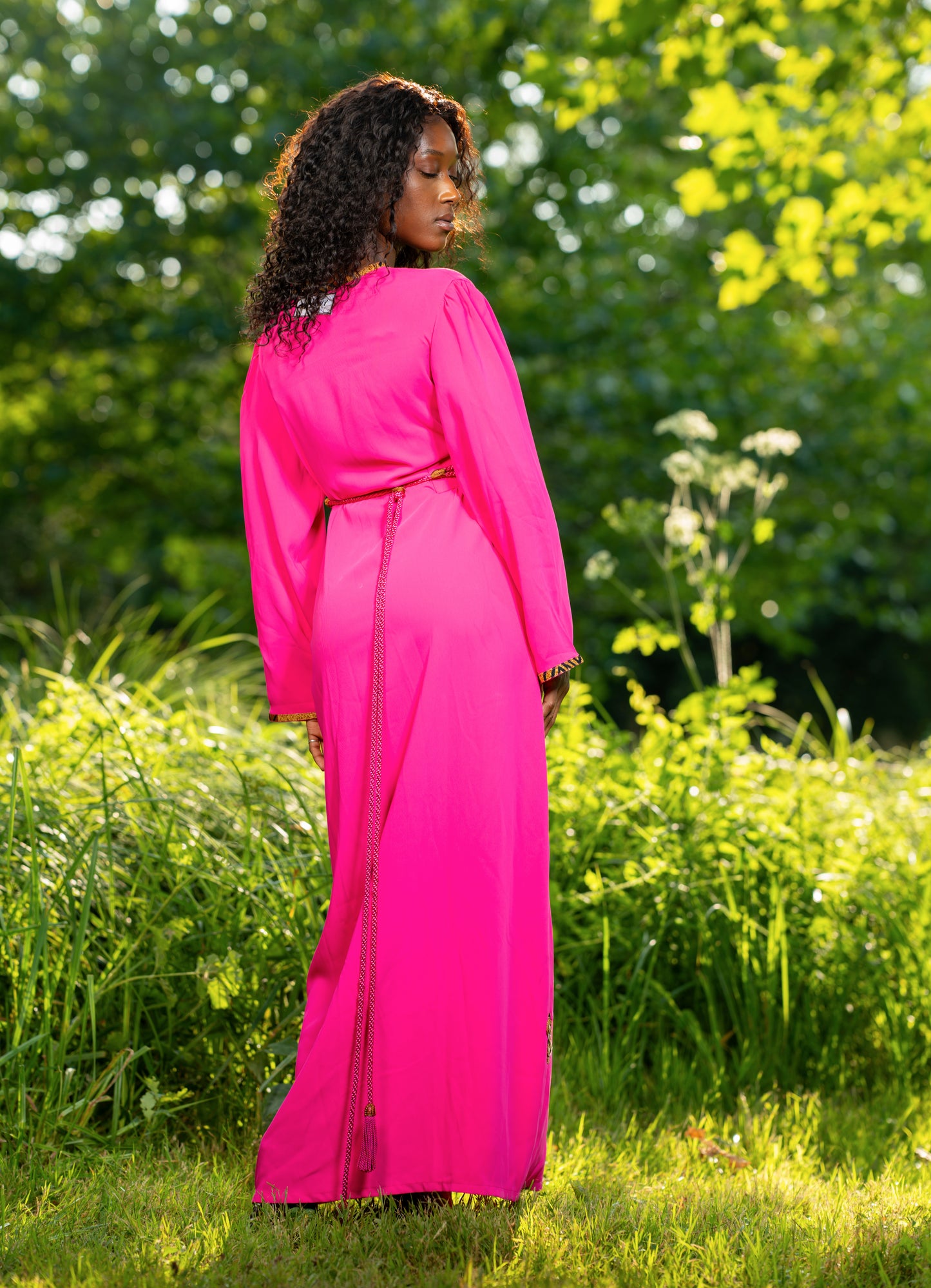 Caftan Rose Élégance en crêpe, finition en Pagne Africain