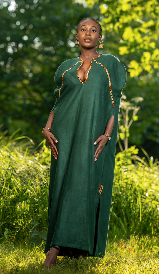 Robe longue en cachemire vert émeraude – Finition dorée en pagne africain
