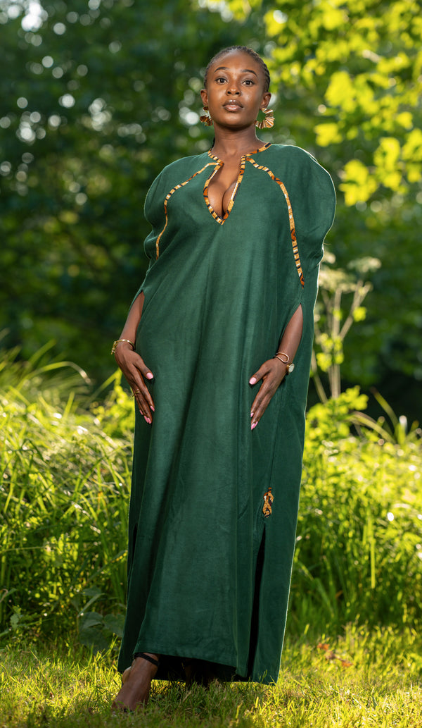 Robe longue en cachemire vert émeraude – Finition dorée en pagne africain